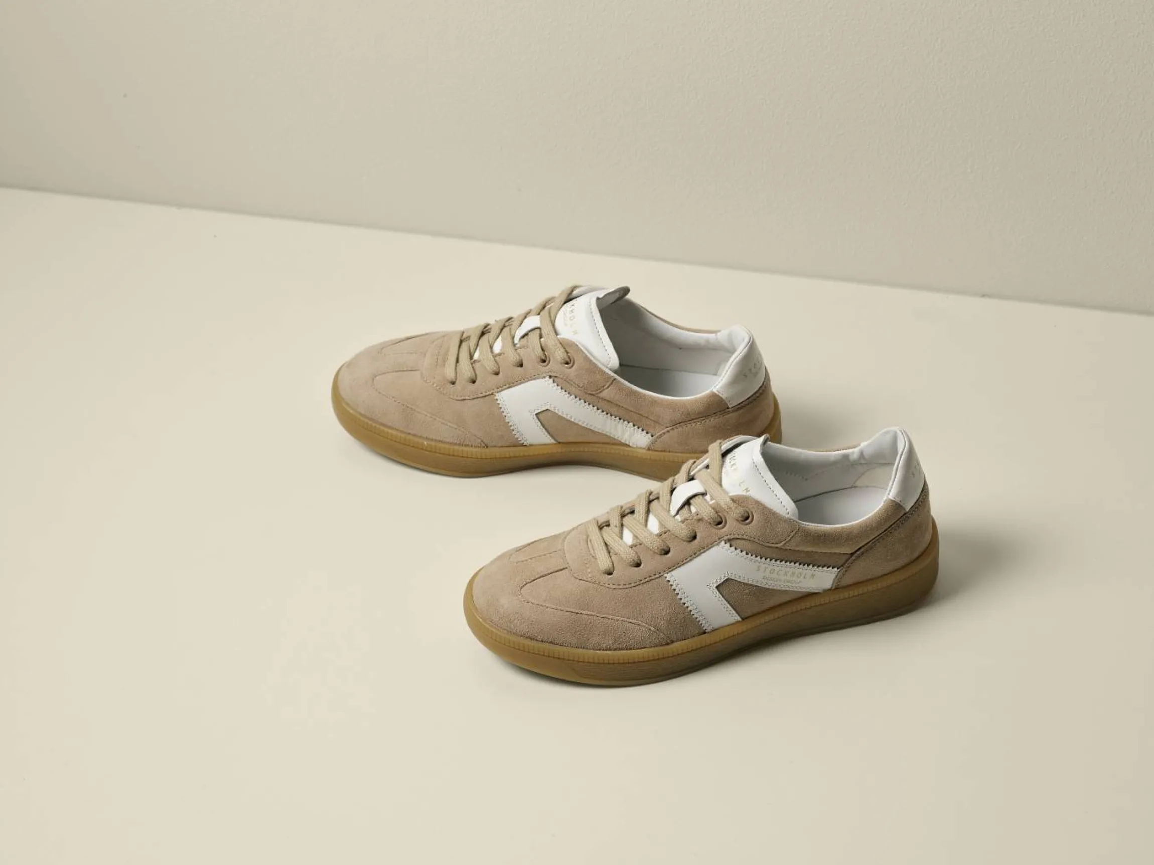 Sneakers i semsket skinn