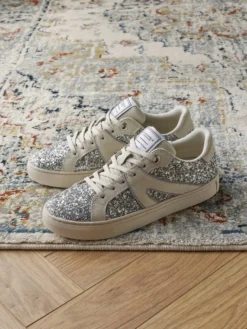 Sneakers med glitter detaljer